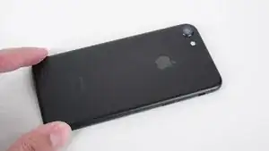 Falls Du es noch nicht gehört hast: Mattes Schwarz ist das neue Schwarz. Aber wenn Du auf etwas anderes stehst, findest Du das iPhone 7 immer noch in Gold, Roségold, Hochglanz-Schwarz oder Silber.