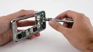 Menschen auf der ganzen Welt fragen uns, wie man ein Motherboard entfernt. Nun Welt, so entfernt man ein Motherboard von einem Samsung Galaxy S5 Mini mit einem Präzisions-Schraubendreher.