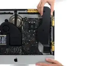 iMac Intel 21,5" EMC 2544 rechten Lautsprecher austauschen