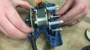 Remove the rotor by lifting the frame to be able to retrieve it more easily.