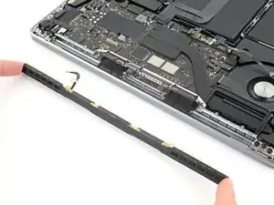 MacBook Pro 13" (zwei Thunderbolt Anschlüsse,  Ende 2020) Antennenleiste tauschen