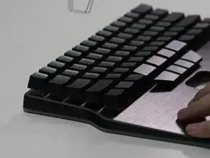 This is the Puller's time to shine. Use the loop side to grip the keycaps from below, then <strong>gently pull them all out. </strong>