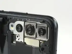 Das P20 Pro hat vielleicht keine raffinierte <a href="../../home/not_yet_available?url=/Teardown/Samsung%252BGalaxy%252BS9%252B%252BTeardown/104308%2523s195673">Doppelblenden-Linse</a>, dafür aber einen Laserfokus. Und einen Tiefenfokus. Und einen Phasenfokus. Und einen Kontrastfokus. Man kann sagen, es kann <a href="../../home/external_content?url=https%3A//consumer.huawei.com/de/phones/m/p20-pro/kamera/" rel="nofollow noopener noreferrer" target="_blank">viel und schnell fokussieren</a>.