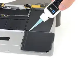 Wie der Klebstoffentferner von iFixit verwendet wird