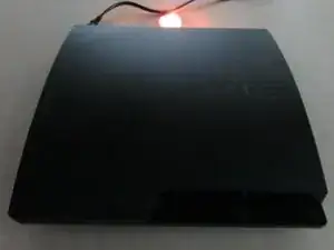 Beachte: die Kerze steht nur zu Demozwecken hinter der PS3. Grundsätzlich darfst du keine offenen Flammen in die Nähe der Konsole bringen. Das Video dauert nur 30 sec, ich habe mein System ausgeschaltet bevor ich aufnahm, damit ich unter das Zeitlimit kam.