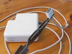 Reparatur des magnetischen Anschlusses am Apple MagSafe Ladekabel