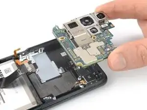 Wie man die Motherboard-Baugruppe aus dem Samsung Galaxy S21 Ultra ausbaut