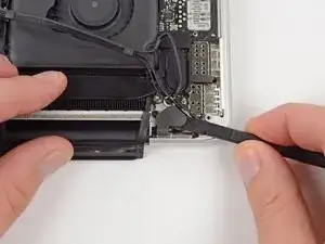 MacBook Pro 15" Retina Display Mitte 2012 Gummiabdeckungen des Scharniers austauschen