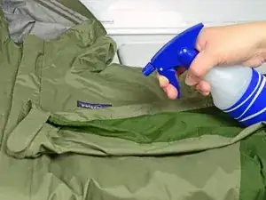 Die wasserabweisende Wirkung (Durable Water Repellent) deiner Jacke testen