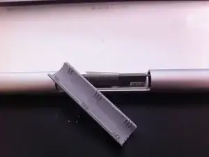 Baue die Platine, Power Knopf und das Akkugehäuse einer kabellosen Apple Tastatur auseinander