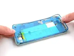 Neue Klebefolie am Google Pixel 5a anbringen