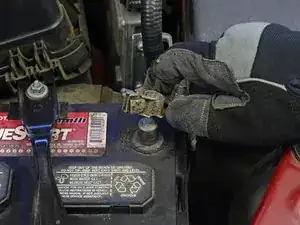 Wie man eine Autobatterie abklemmt