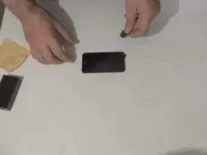 Hier ist ein Video, auf dem man sieht, was passiert, wenn man mit einer Münze über das iPhone 5 LCD kratzt.