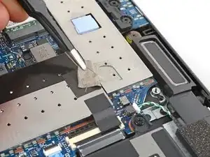 HP EliteBook 840 G9 SSD-Klebeband an der Abdeckung abziehen