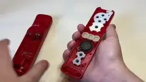 Setze die Rückabdeckung vorsichtig auf die die Fernbedienung  auf.