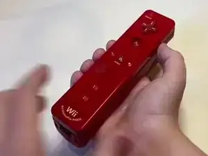 Entferne vorsichtig die vordere Abdeckung.