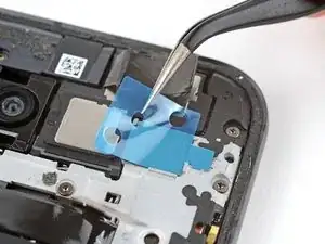 Wie man die Klebestreifen der Google Pixel 8a Blitz-Baugruppe anbringt.