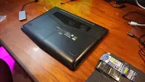 Die Geräterückseite ist offen und du kannst die SSD behutsam losschrauben und ablösen. Setze die neue SSD ein und schraube sie fest. Glückwunsch zum Austausch der SSD!