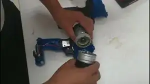 Assemblez la nouvelle Boite d'engrenages  au Moteur puis installez l'ensemble dans la coque inférieure.