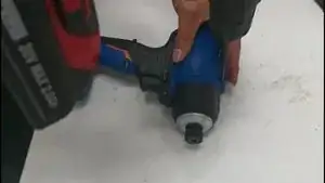 Revissez la coque supérieure.