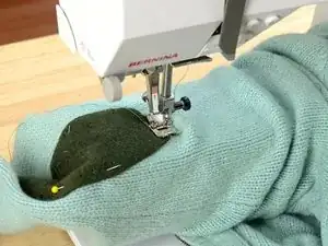 Einen Ellbogenflicken an einem Patagonia-Pullover anbringen