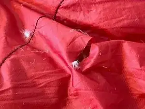 Stoffriss in einem Schlafsack flicken