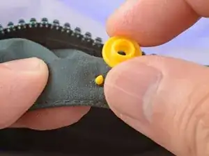 Kunststoff-Druckknopf mit einer Zange austauschen