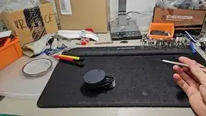 Wenn du eine andere Ausführung des Sensors hast, schaue in diese Anleitung: <a href="../../Anleitung/Roborock%2BQ5%2BPro%3A%2BAustausch%2Bdes%2BLaser-%2BAbstandssensors/177540">Roborock Q5 Pro: Austausch des Laser- Abstandssensors</a>, Springe zu Schritt 12.