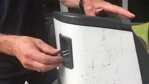Hier das Resultat: die Kabelrolle blockiert wieder und das Kabel wird wieder vollständig eingezogen.