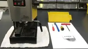 In diesem Video sieht man, was im <a href="../../home/external_content?url=http%3A//www.amazon.com/Gaggia-Repair-Classic-Espresso-Machines/dp/B00F2Z7YS4%3Ftag%3Difixitam-20" rel="nofollow noopener noreferrer" target="_blank">Gaggia Classic Repair Kit</a> alles enthalten ist.