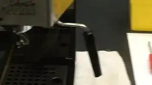 Hier wird gezeigt, wie du deine Gaggia Classic für die Reparatur vorbereitest.