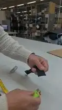 Die Gurtbandenden kurz abbrennen, damit das Gurtband später nicht aufriffelt. Die geschmolzene Kante mit einem nicht brennbaren Gegenstand leicht andrücken (z.B. mit einer Zange).