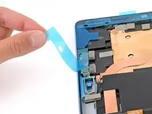 Auftragen des Bildschirmklebers auf dem Microsoft Surface Pro 11
