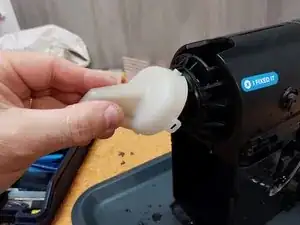 Krups Nespresso XN 3006  Kaffeeauslauf nach der Reinigung wieder einbauen