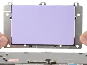 Einbau des Touchpads beim Framework Laptop 12