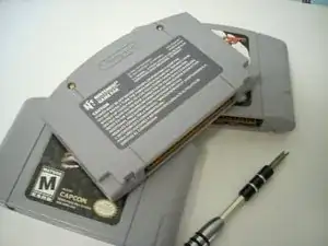 Auseinanderbau einer Nintendo 64 Kassette