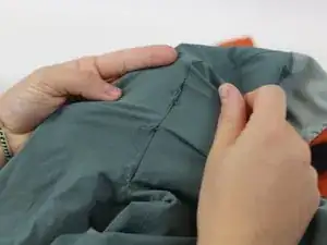 Gerissene Naht einer Hose reparieren