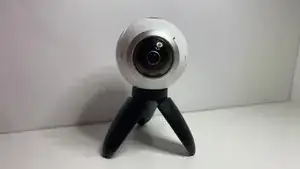 Begin deze procedure door de Samsung Gear 360 zo te draaien dat de zijde waarop <strong>Samsung</strong> te lezen is naar je toe wijst.
