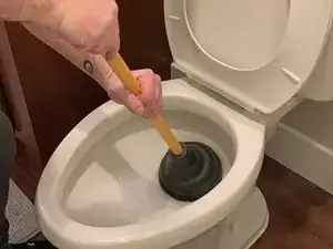 Wie du eine verstopfte Toilette wieder frei bekommst