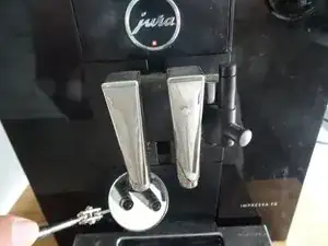 Wie man die Kaffeeauslässe an einer Jura-Maschine reinigt