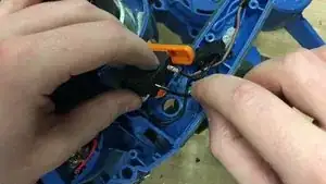 Changez le variateur de vitesse puis retranchez le câble à l'interrupteur.