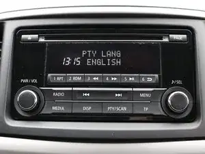Wie man das Diagnosemenü eines Mitsubishi AM/FM-ST Electronic Tuning Radio, CD Player (DY-1MU3R45-T und DY-1MU3R45-T-2) öffnet