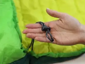 Kordelstopper von einem Schlafsack ersetzen