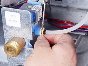 So trennst du den Wasserschlauch vom Solenoidventil deines Whirlpool-Trockners