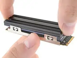 Ein Kühlkörper auf einer M.2 SSD installieren