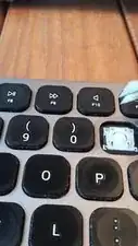 The key cap should be lifted from the top edge. You can use any "tool" that allows you to get under the top edge, and lift the edge away. Something flat and relatively thin will do (like a small flat-head screw driver). In this video I am using some <a href="../../home/external_content?url=/de-de/products/tweezers" class="product-link">tweezers</a>.
