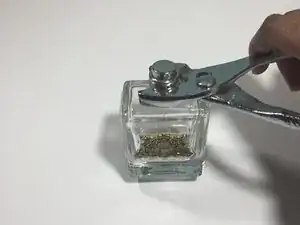 Wie man eine verklemmte Sprühdüse einer Parfümflasche repariert