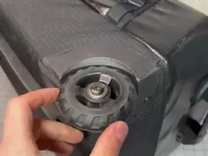 Teste die Funktion des Rades, indem du das Rad drehst oder den Koffer auf dem Boden rollst.