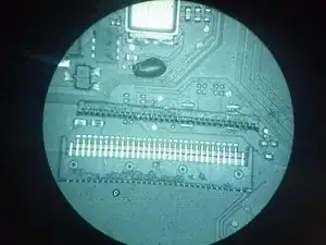 Sicherheitsbügel am Anschluss für Flachbandkabel einsetzen