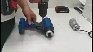 Enlevez la batterie. Desserrez les vis à l'aide d'un embout T10 ou d'un tournevis T10.